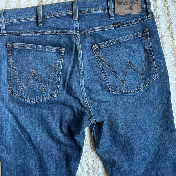 Men’s Wrangler Relaxed Fit Jeans NWOT 34x30 Regular Fit Blue Denim - Picture 8 of 8